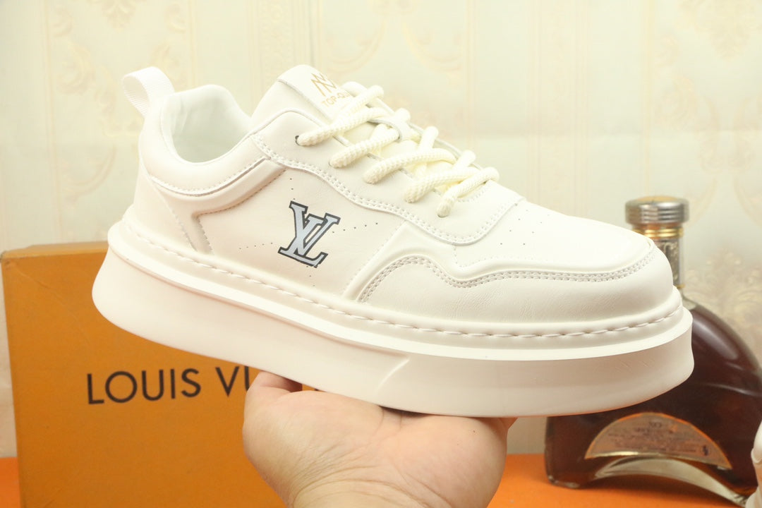 LV TRAINER IN WHITE CALFSKIN AND GREY LOGO