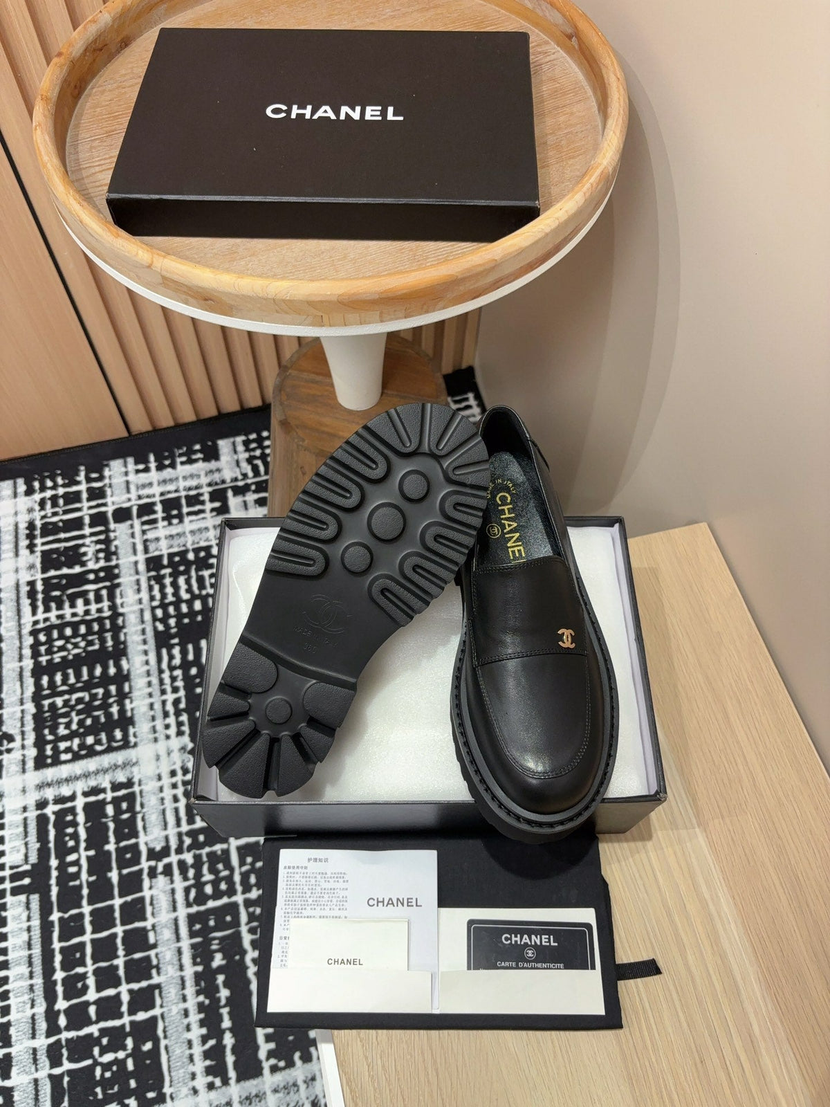 CC MOCCASINS IN BLACK CALFSKIN