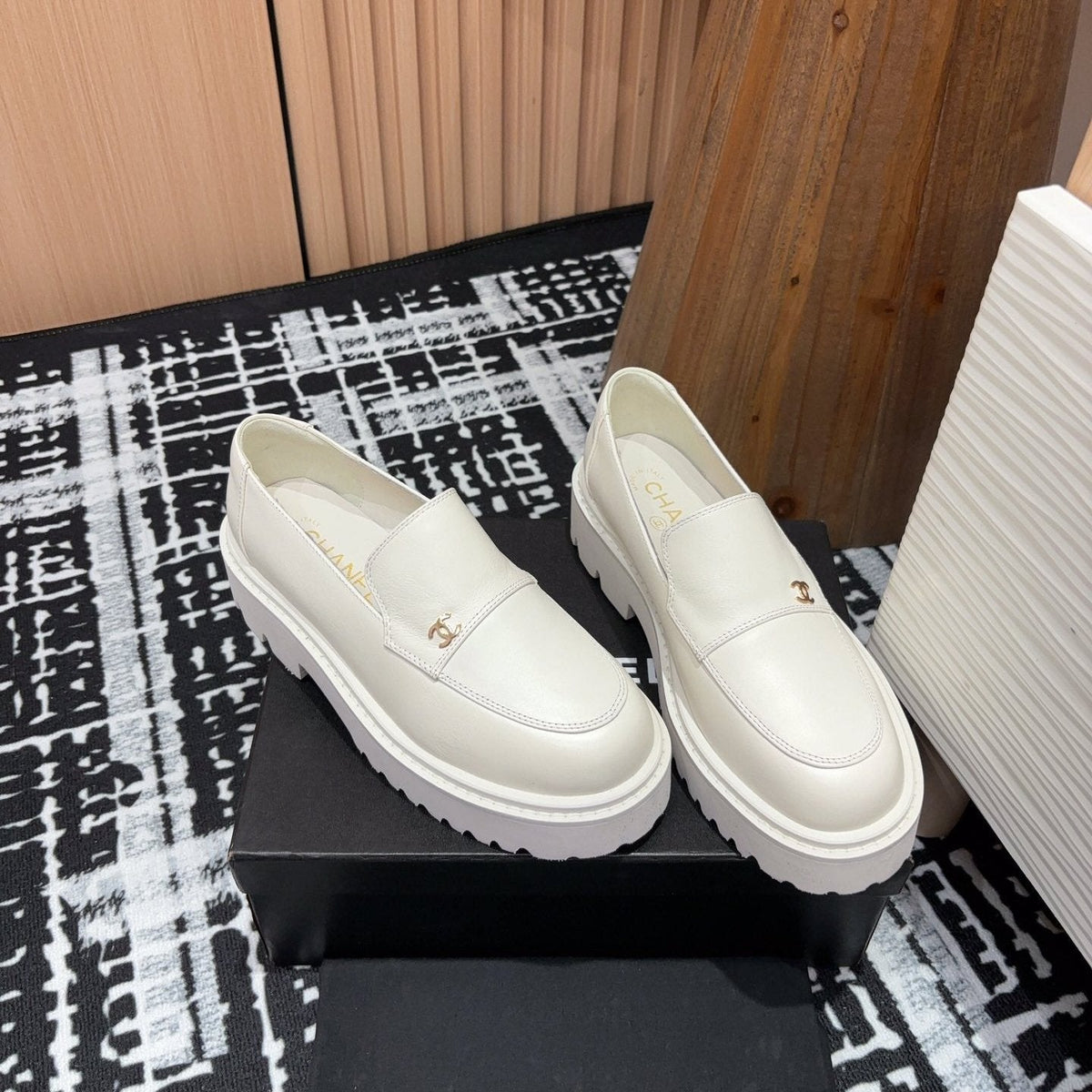 CC MOCCASINS IN WHITE CALFSKIN