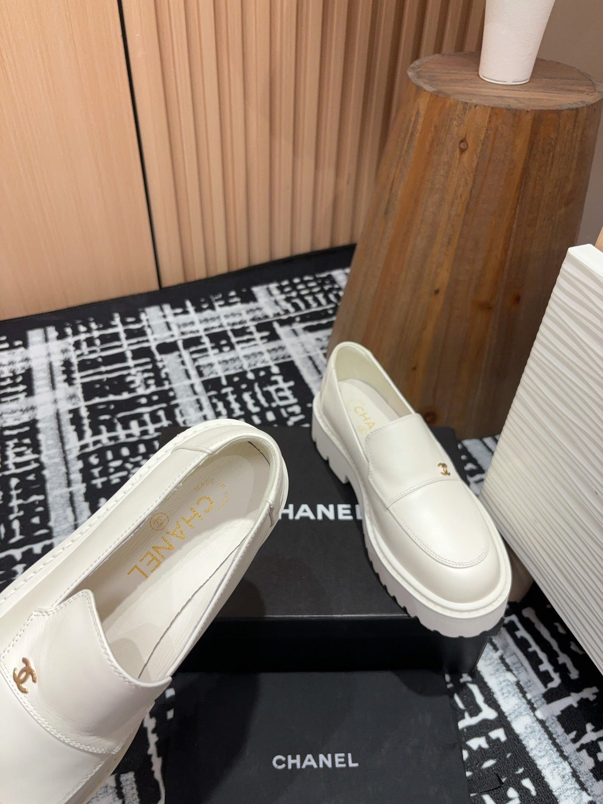 CC MOCCASINS IN WHITE CALFSKIN