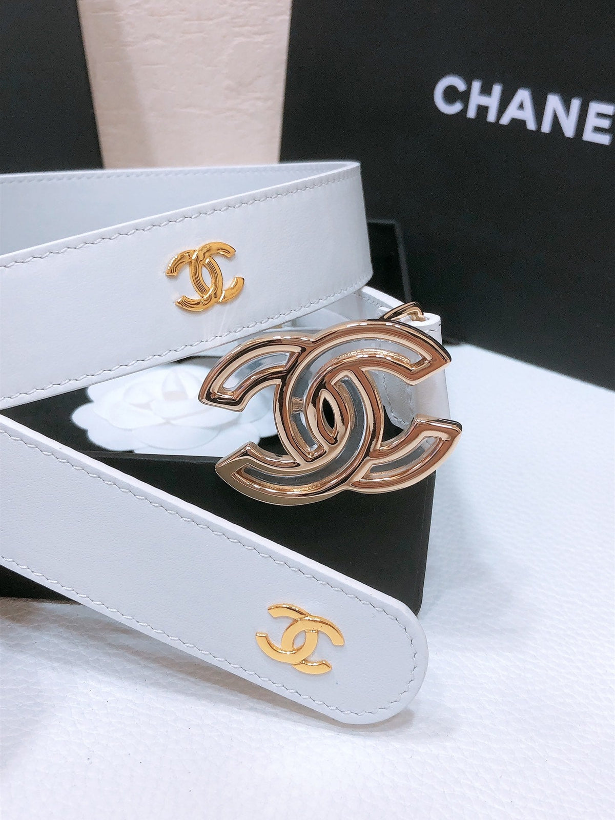 CHANEL BELT 3CM IN WHITE LAMBSKIN WITH GOLD HARDWARE LOGO