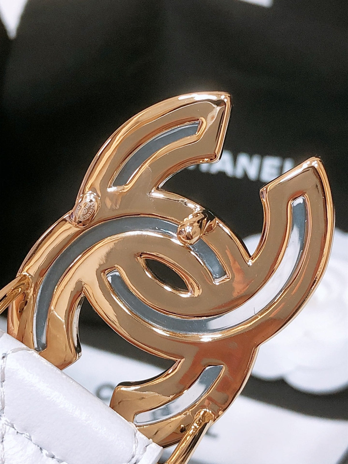 CHANEL BELT 3CM IN WHITE EMBROIDERED LAMBSKIN GOLD HARDWARE