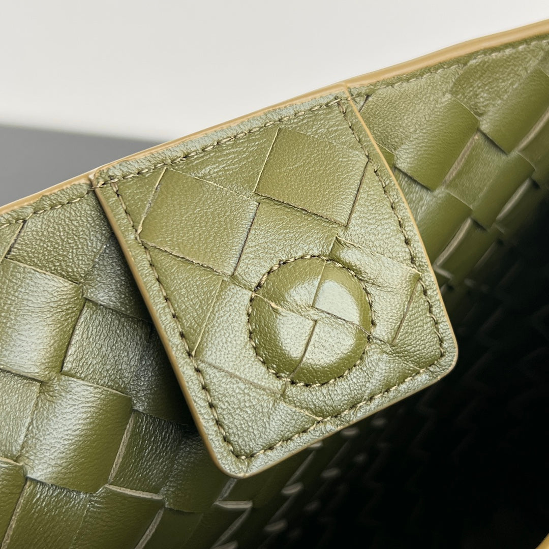 BV Intrecciato 30cm Bag Olive Green Leather 532266