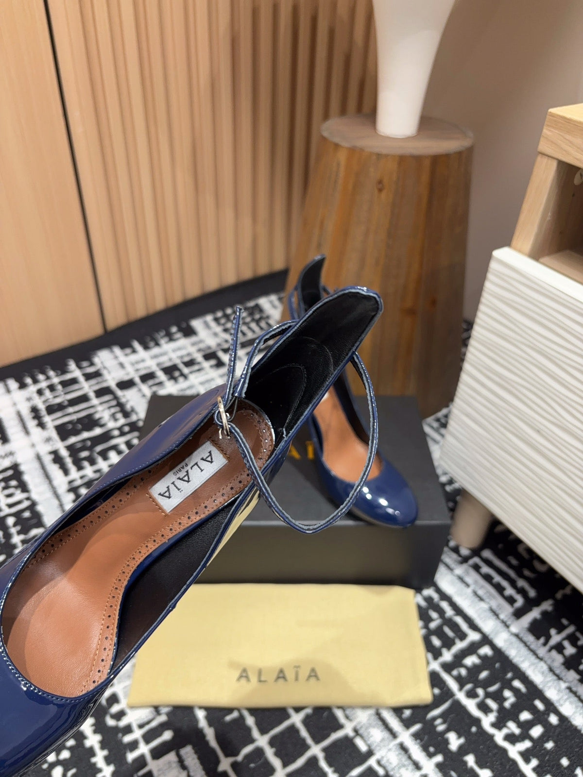Alaia Decollete Pumps 105mm In Navy Blue Glossy Cowhide 121912