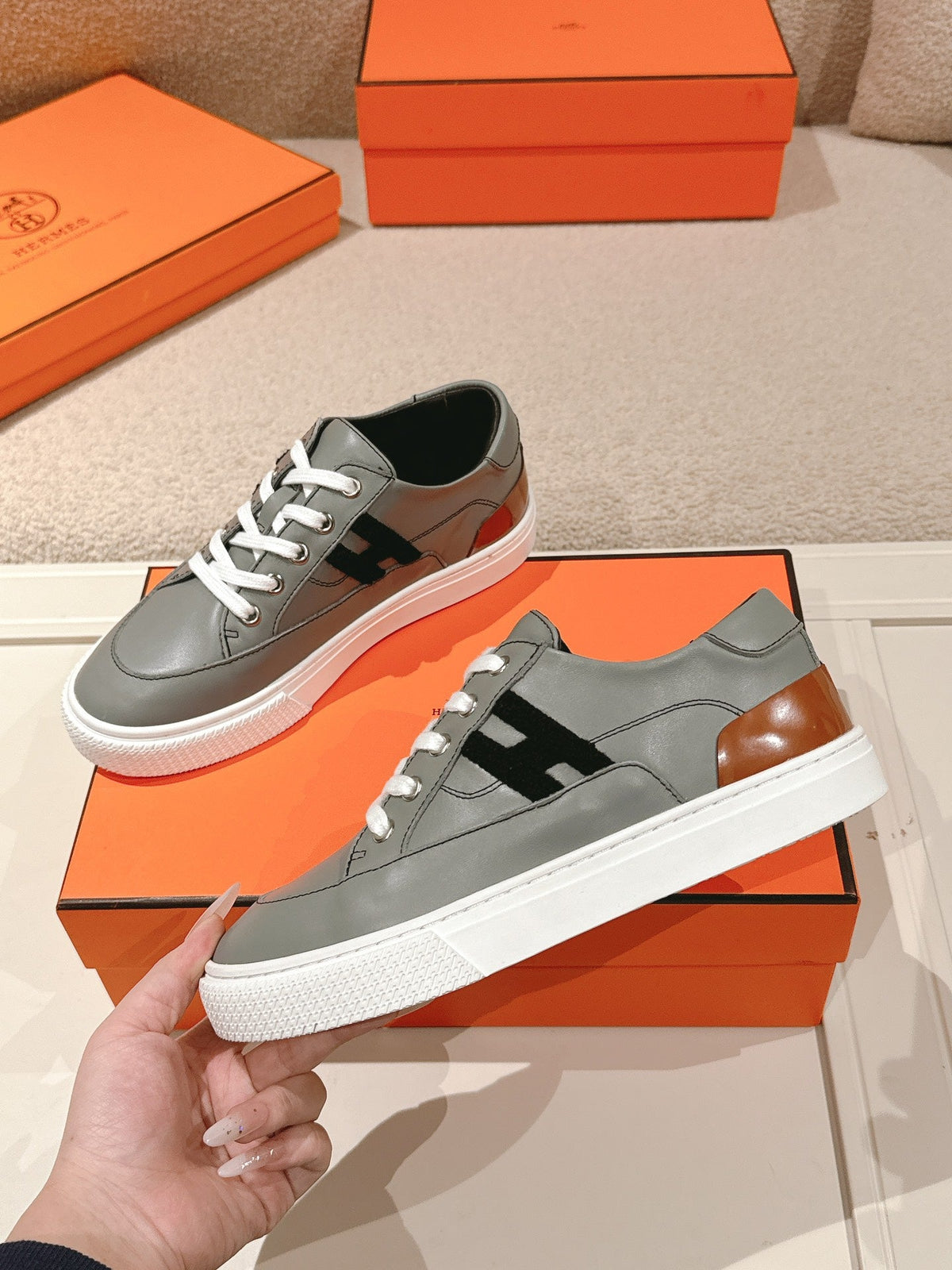 HM 25ss Sneakers Dark Gray Cowhide 577534