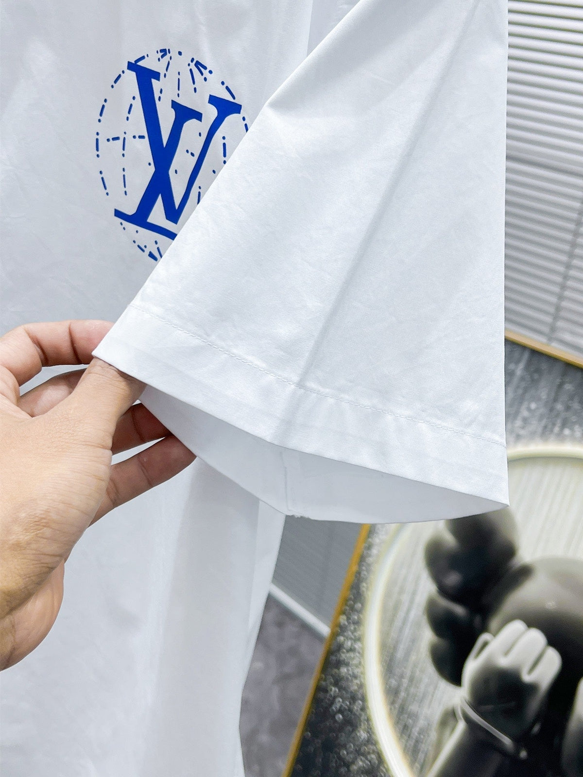 LV SHORT-SLEEVED SHIRT IN WHITE COTTON BLUE LOGO 238813