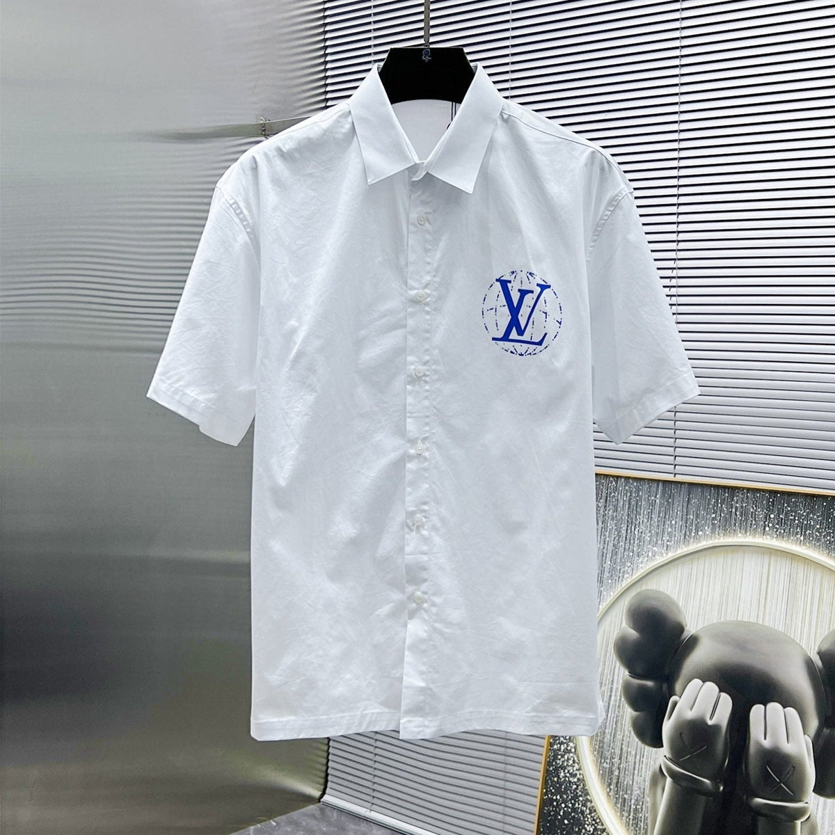 LV SHORT-SLEEVED SHIRT IN WHITE COTTON BLUE LOGO 238813