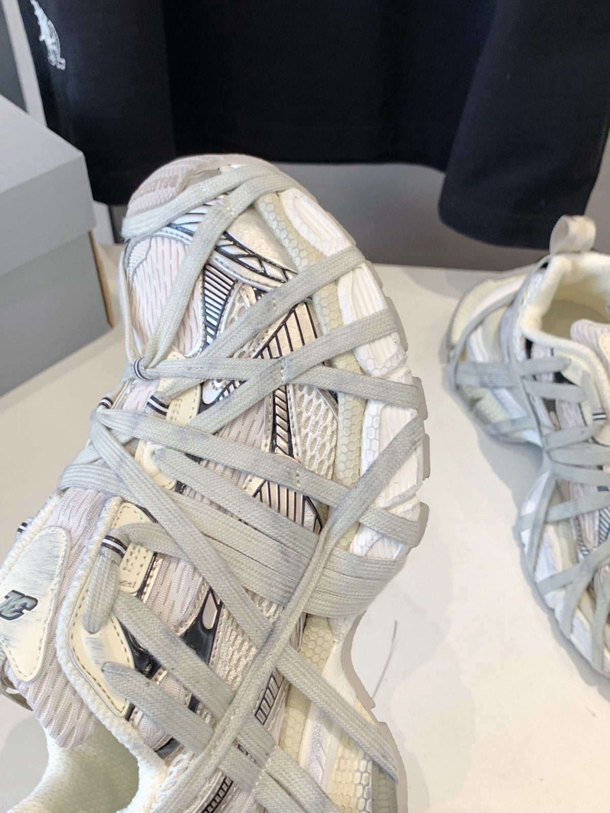 3XL EXTREME LACE SNEAKER BEIGE AND GRAY
