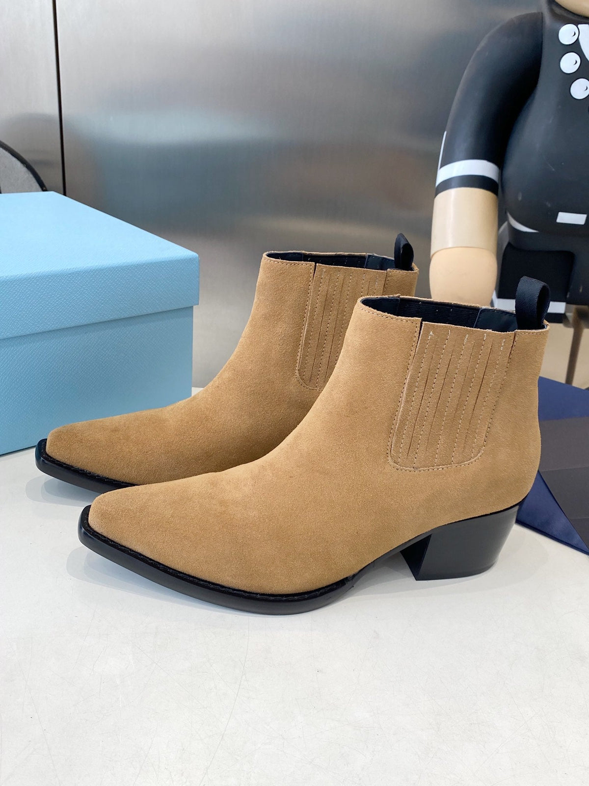 PRA classic pointed-toe boots beige suede