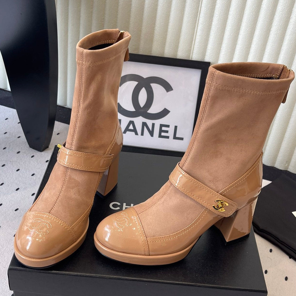 CC 25 Short Boot Camel Suede Patent Leather 514103