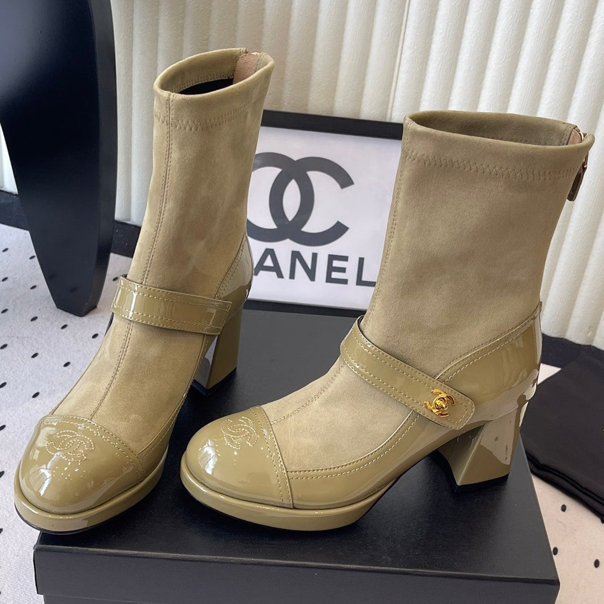 CC 25 Short Boot Olive Green Suede Patent Leather 514104