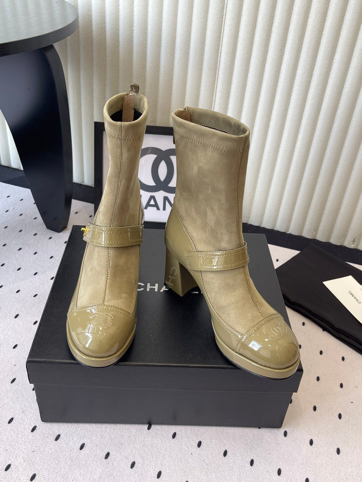 CC 25 Short Boot Olive Green Suede Patent Leather 514104
