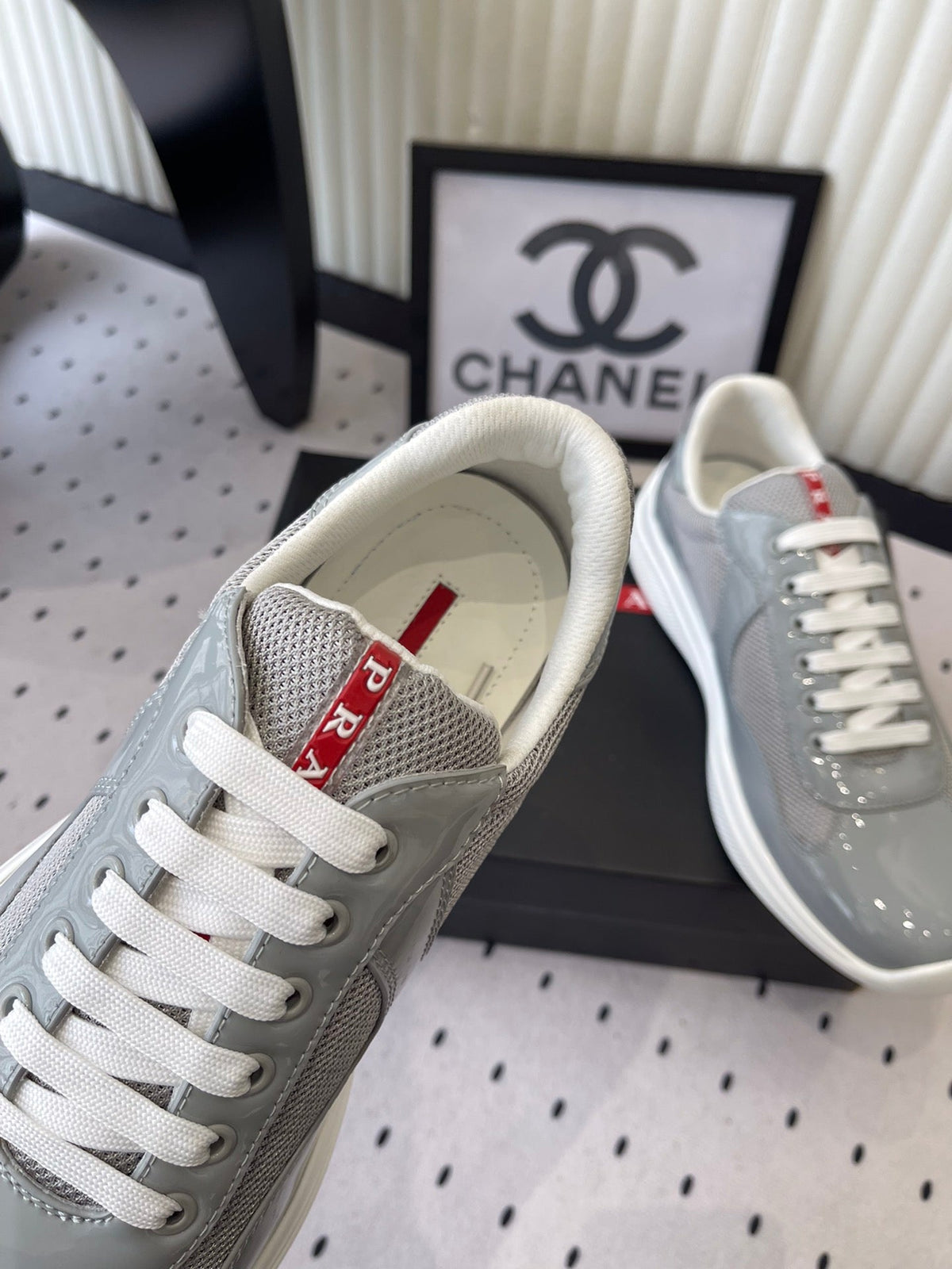 Pra 2025 Sneaker Glossy Gray Patent Leather Mesh 554583