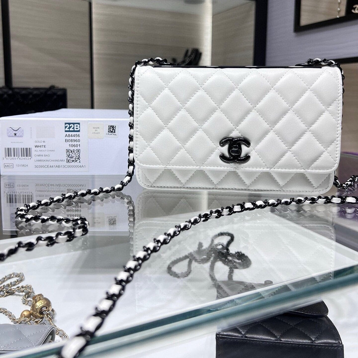 CC WOC 19 WHITE LAMBSKIN BLACK HARDWARE