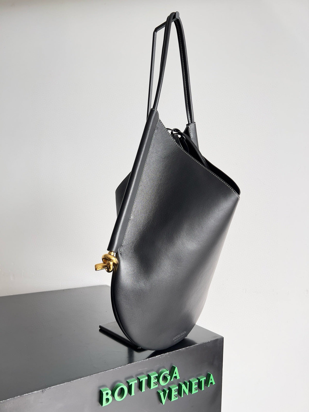 MEDIUM SOLSTICE 44 BLACK LAMBSKIN 74025