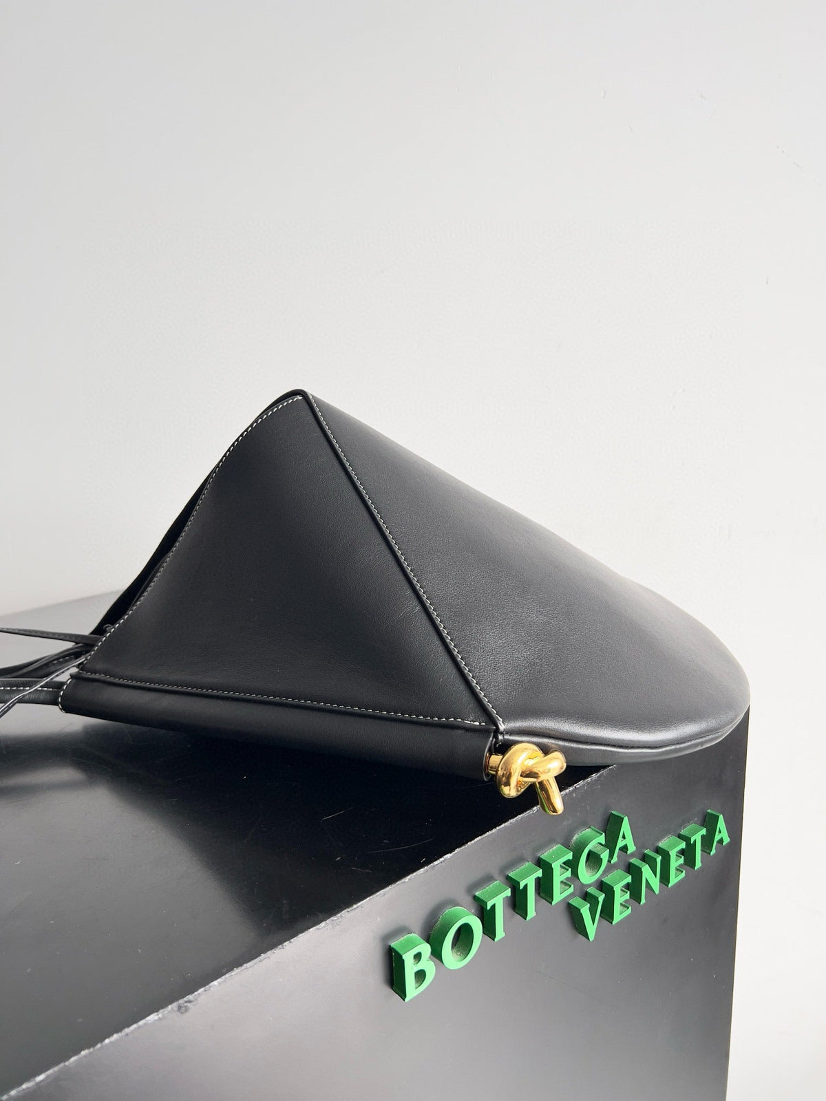 MEDIUM SOLSTICE 44 BLACK LAMBSKIN 74025