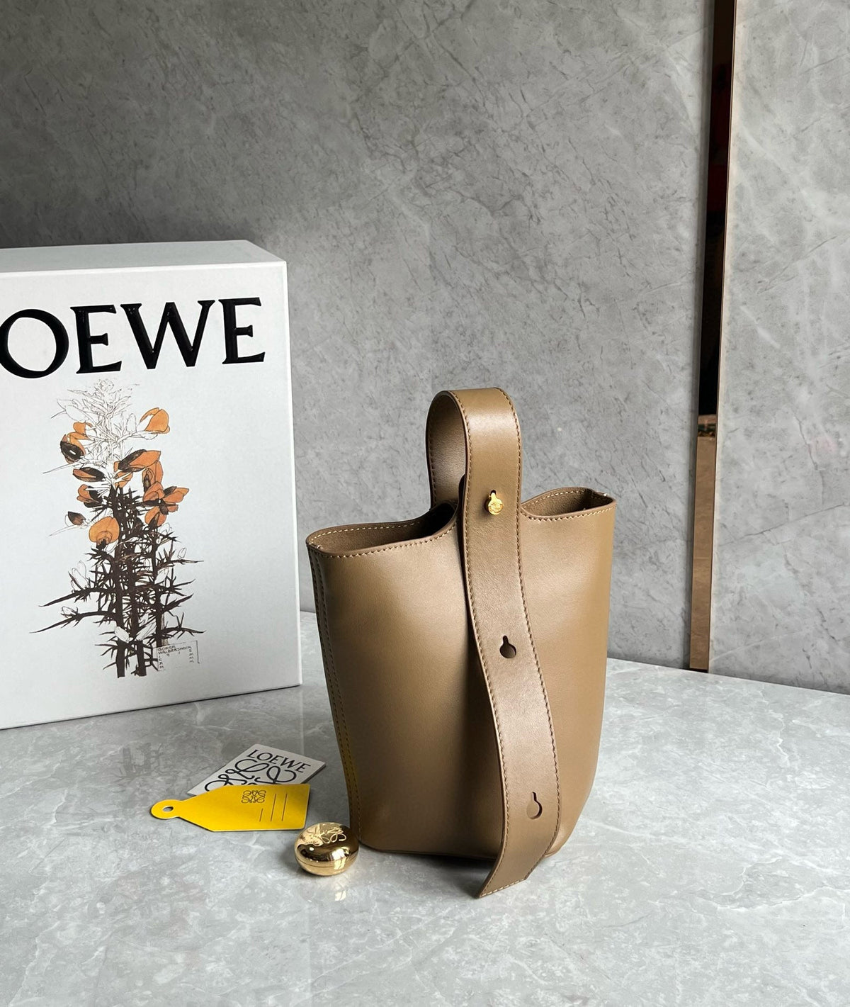 LOE MINI 19 PEBBLE BUCKET IN OAK MELLOW CALFSKIN
