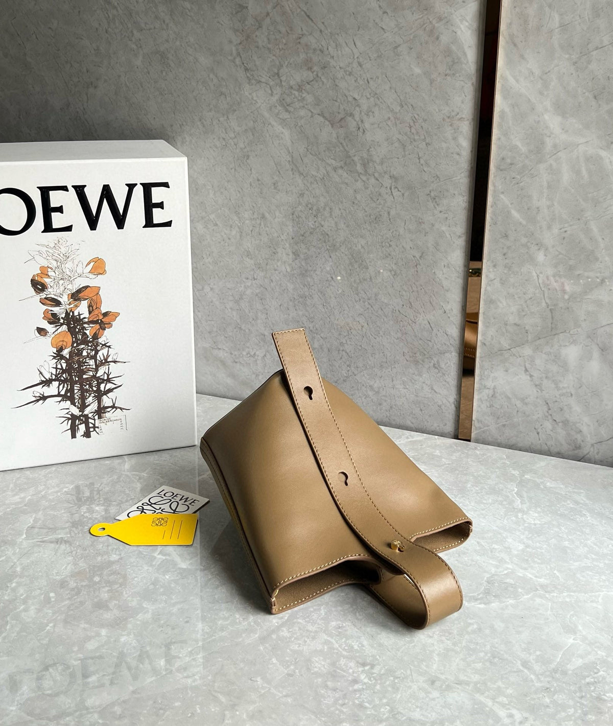 LOE MINI 19 PEBBLE BUCKET IN OAK MELLOW CALFSKIN