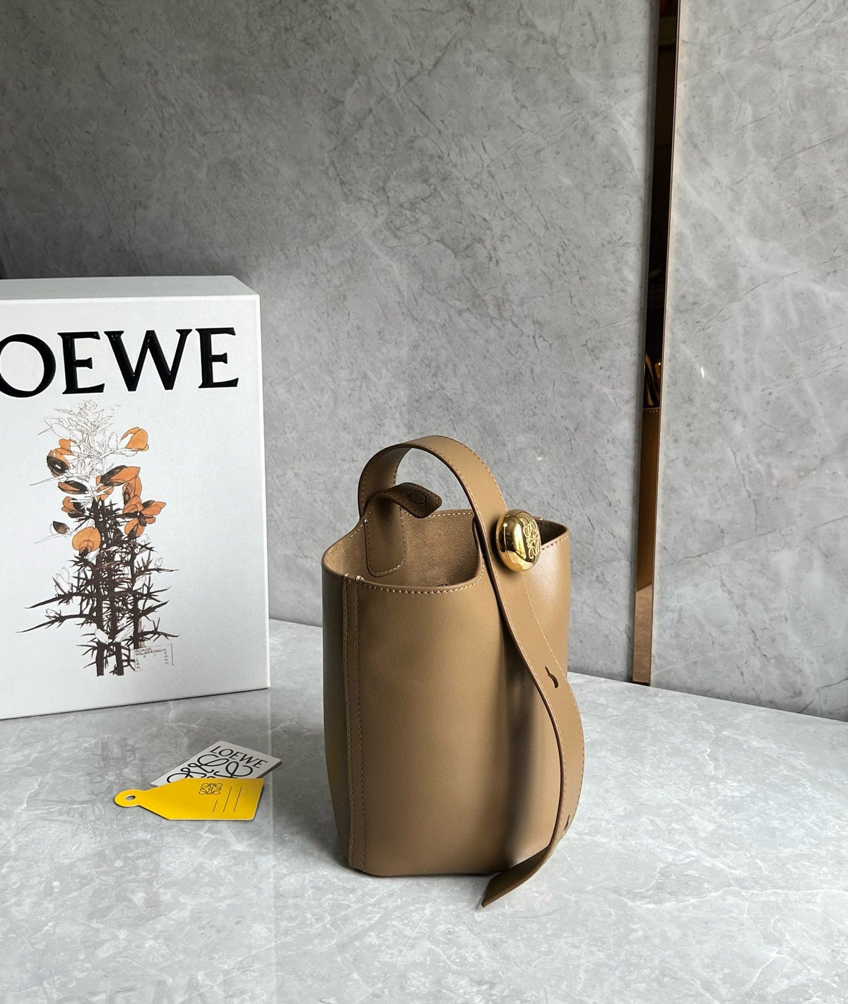 LOE MINI 19 PEBBLE BUCKET IN OAK MELLOW CALFSKIN