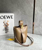 LOE MINI 19 PEBBLE BUCKET IN OAK MELLOW CALFSKIN