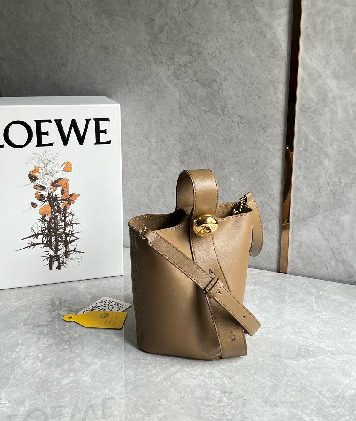LOE MINI 19 PEBBLE BUCKET IN OAK MELLOW CALFSKIN