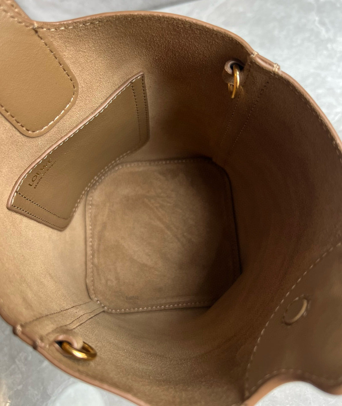 LOE MINI 19 PEBBLE BUCKET IN OAK MELLOW CALFSKIN