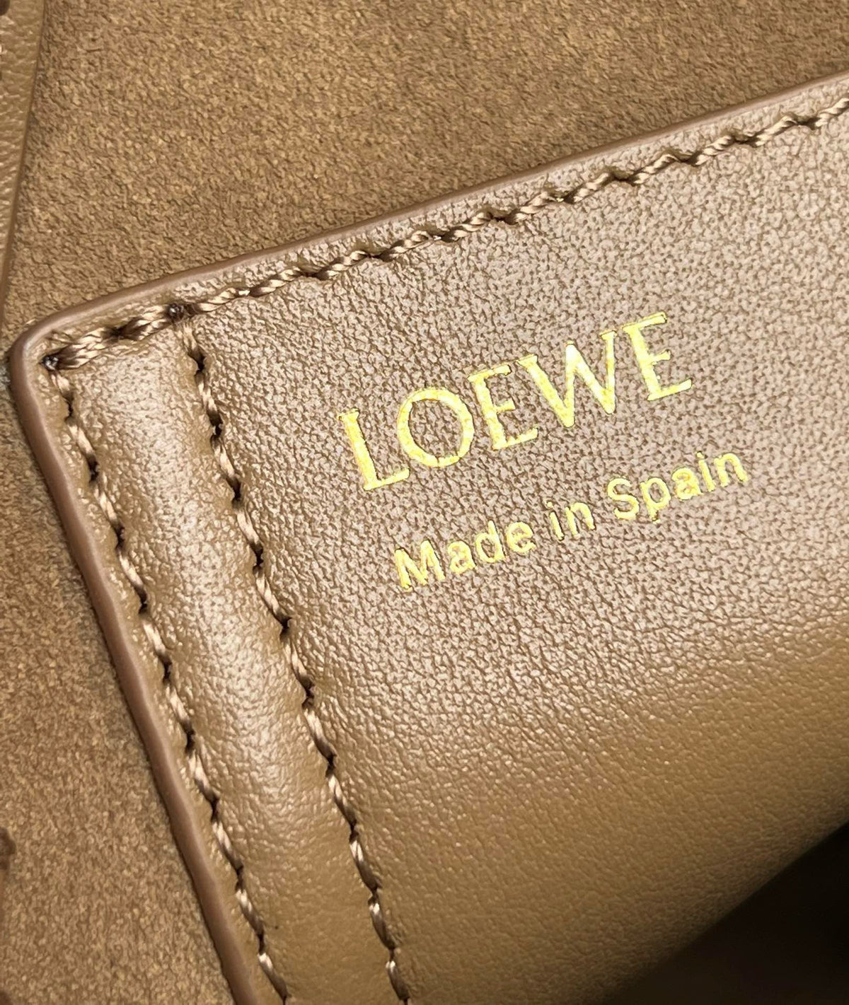 LOE MINI 19 PEBBLE BUCKET IN OAK MELLOW CALFSKIN