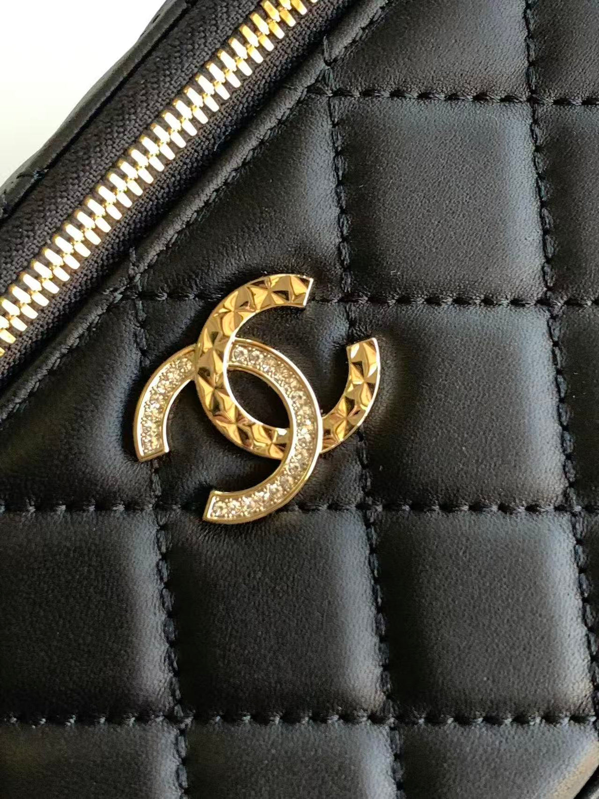 CC 25C Vanity Top Handle 17cm Black Grained Calfskin Gold Hardware