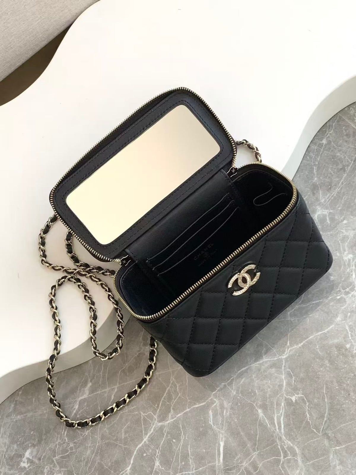 CC 25C Vanity Top Handle 17cm Black Grained Calfskin Gold Hardware