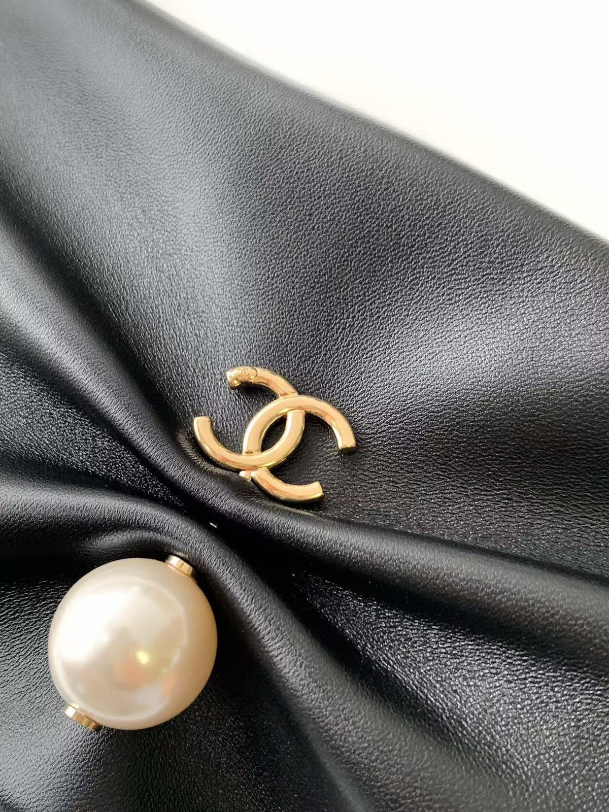 Chanel 2025 Shiny Pearl Clutch With Chain Bag 24cm Black Lambskin