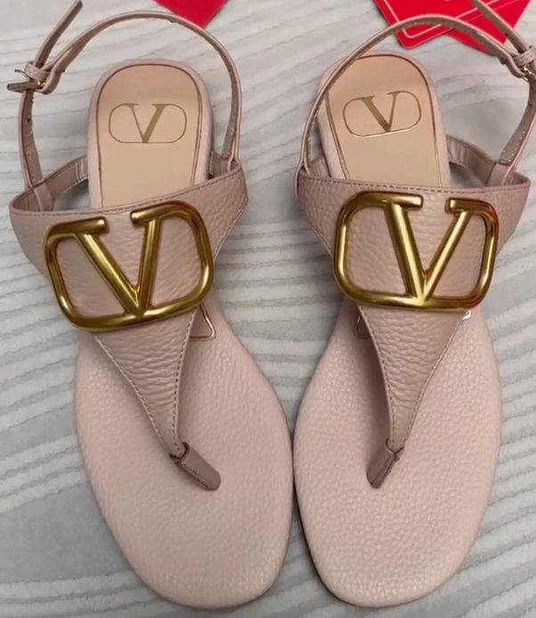 THONG SANDAL IN BEIGE CALFSKIN WITH GOLD LOGO