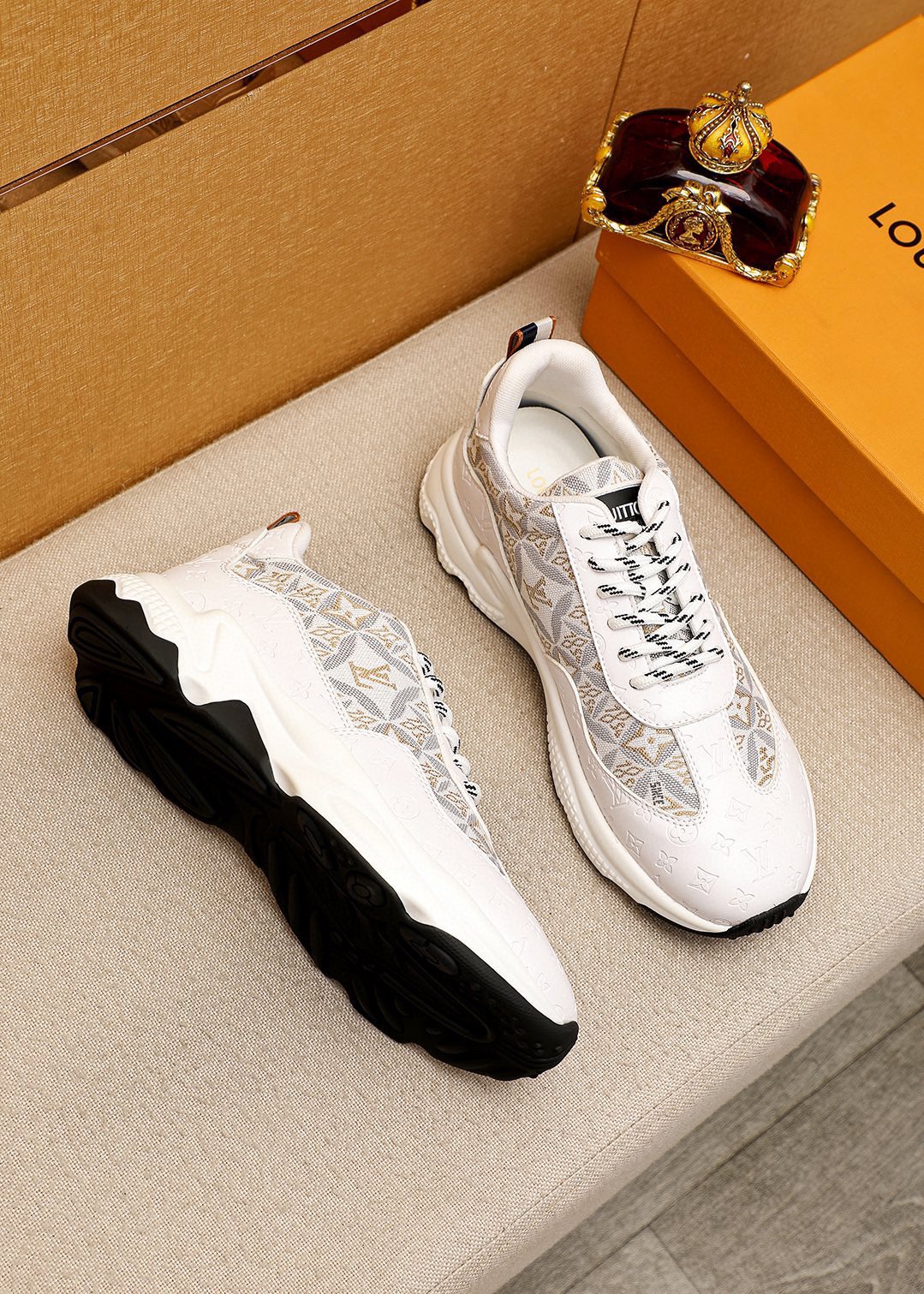 LV MEN'S CASUAL SPORTS SHOE MODEL WHITE