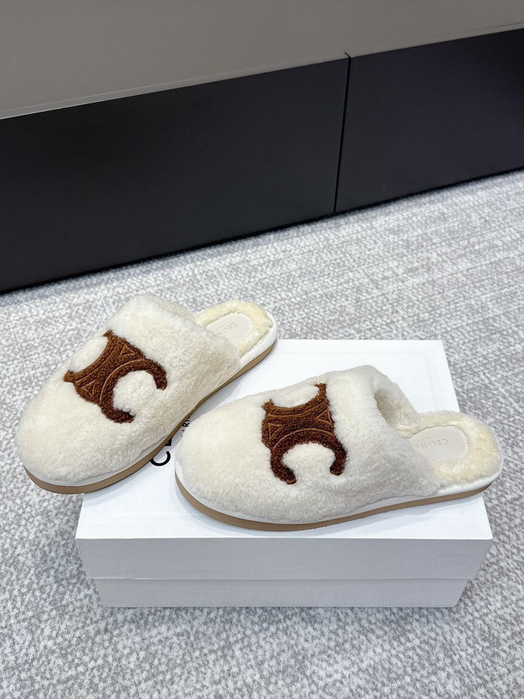 Celine 2026 Triomphe Shearling Mule Furry 654873