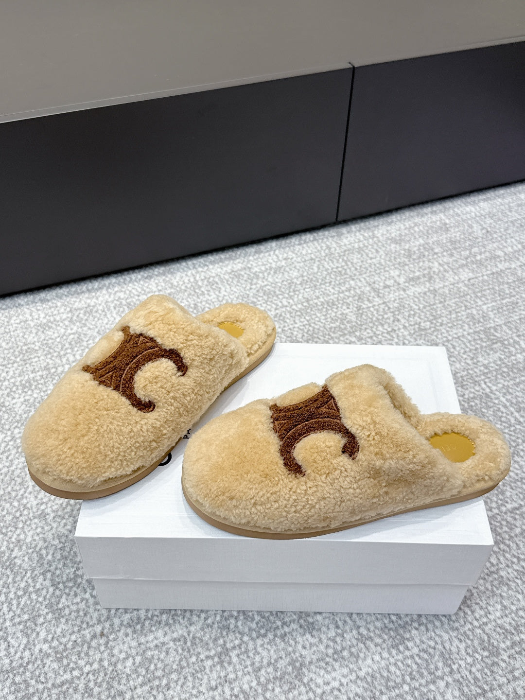 Celine 2026 Triomphe Shearling Mule Furry 654873