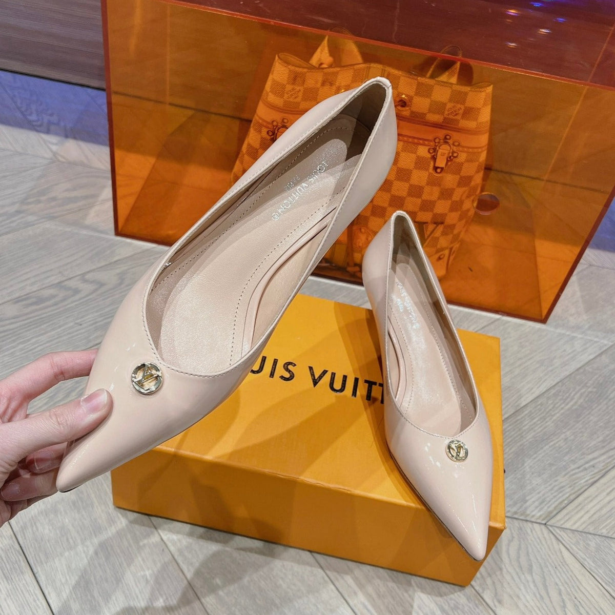 LV SINGLE LOW HEEL PUMP BIEGE