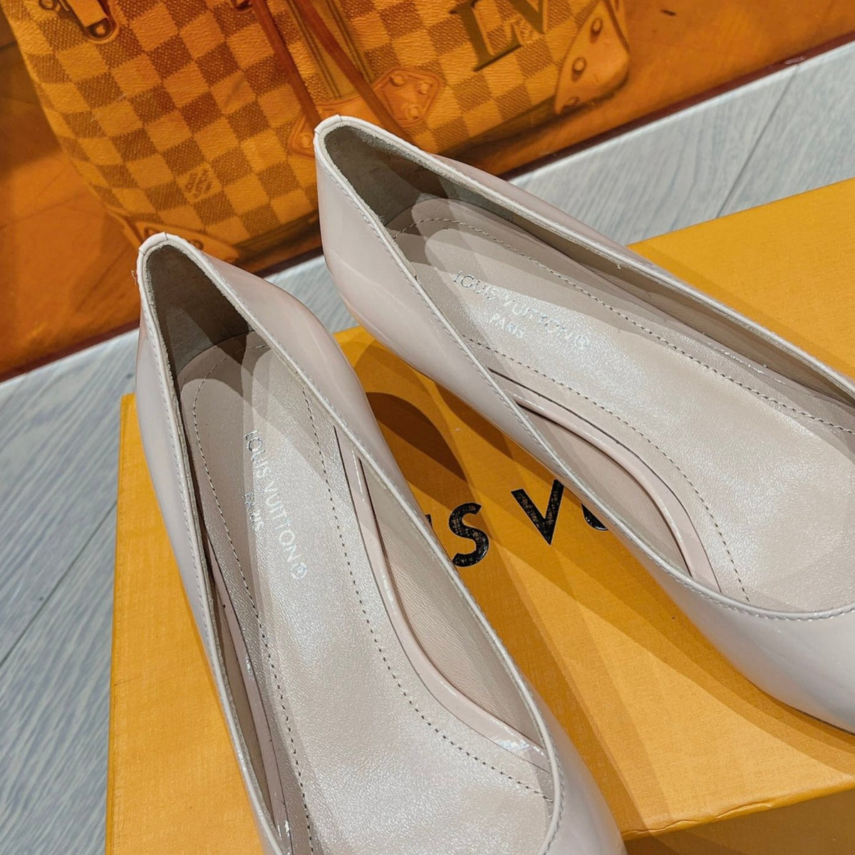LV SINGLE LOW HEEL PUMP BIEGE