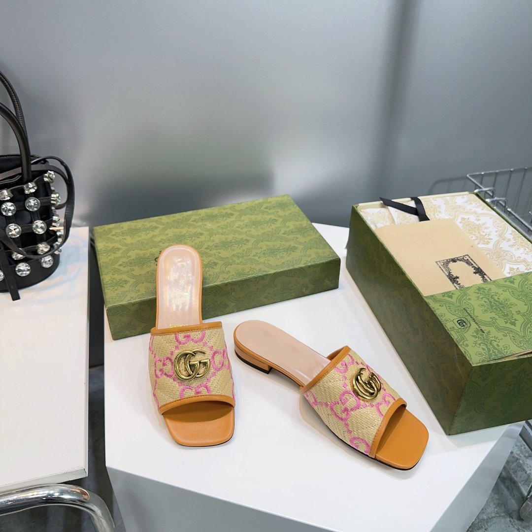 GG MATELASSÃ‰ CANVAS SLIDES PINK LOGO