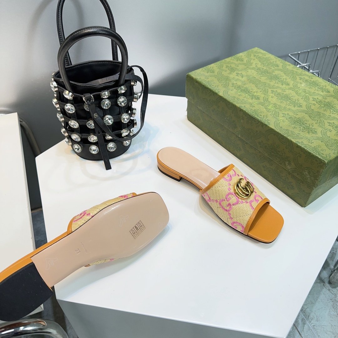 GG MATELASSÃ‰ CANVAS SLIDES PINK LOGO