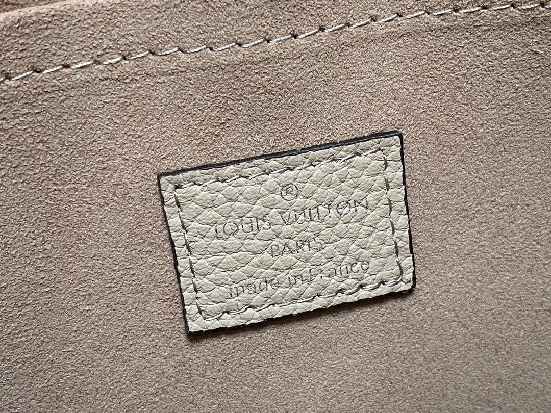 hand it all pm 29cm dark beige mahina calfskin