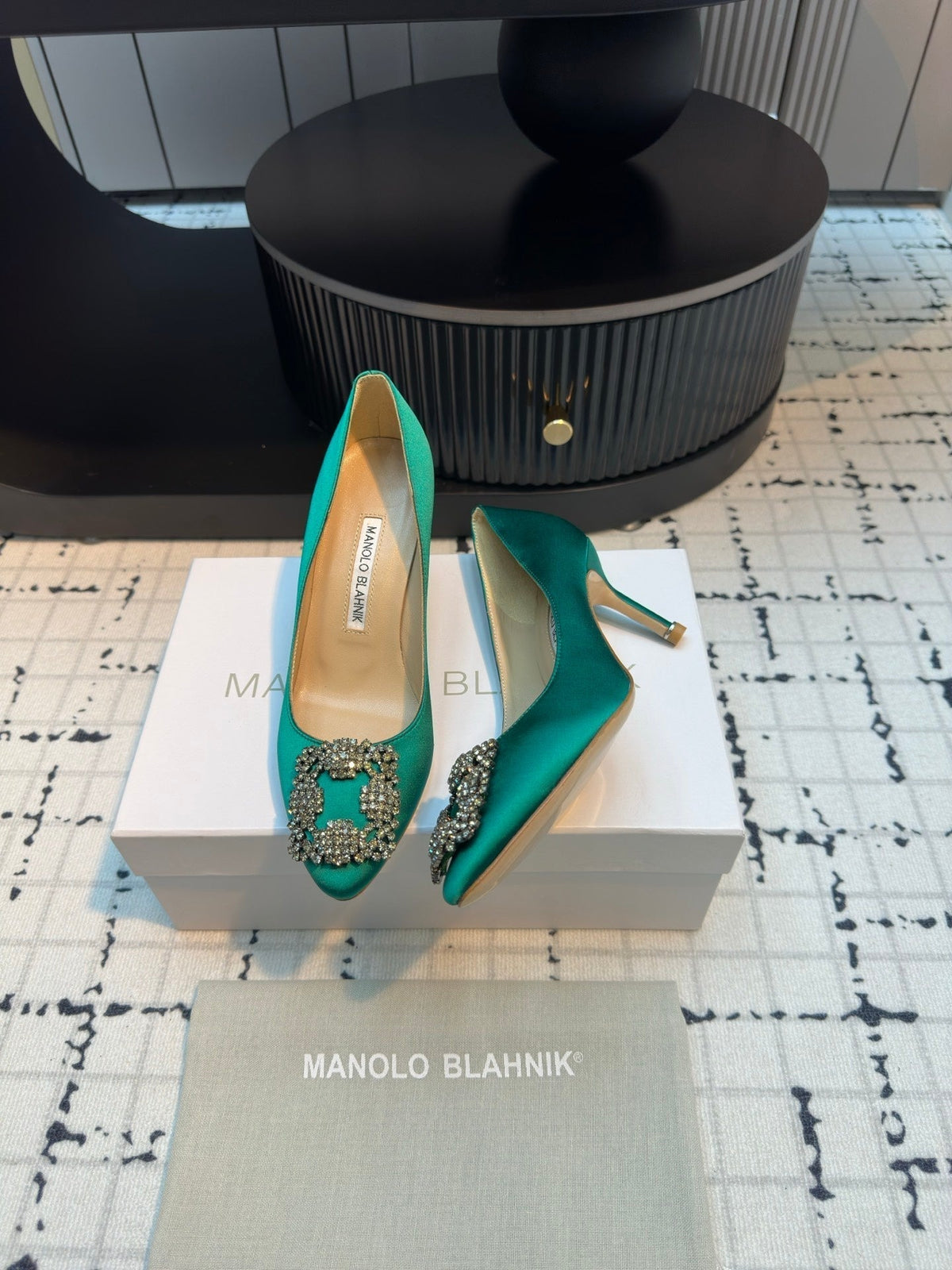 Manolo Blahnik Hangisi Buckle Pump 810197