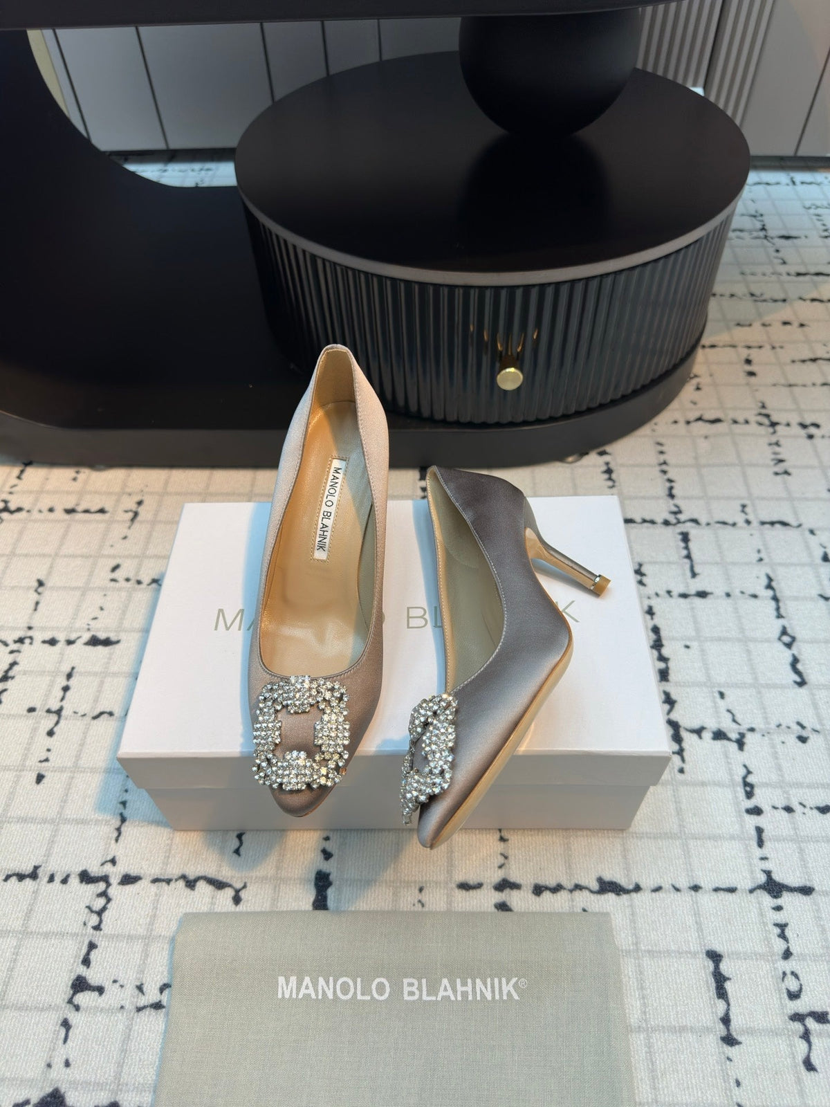 Manolo Blahnik Hangisi Buckle Pump 810197