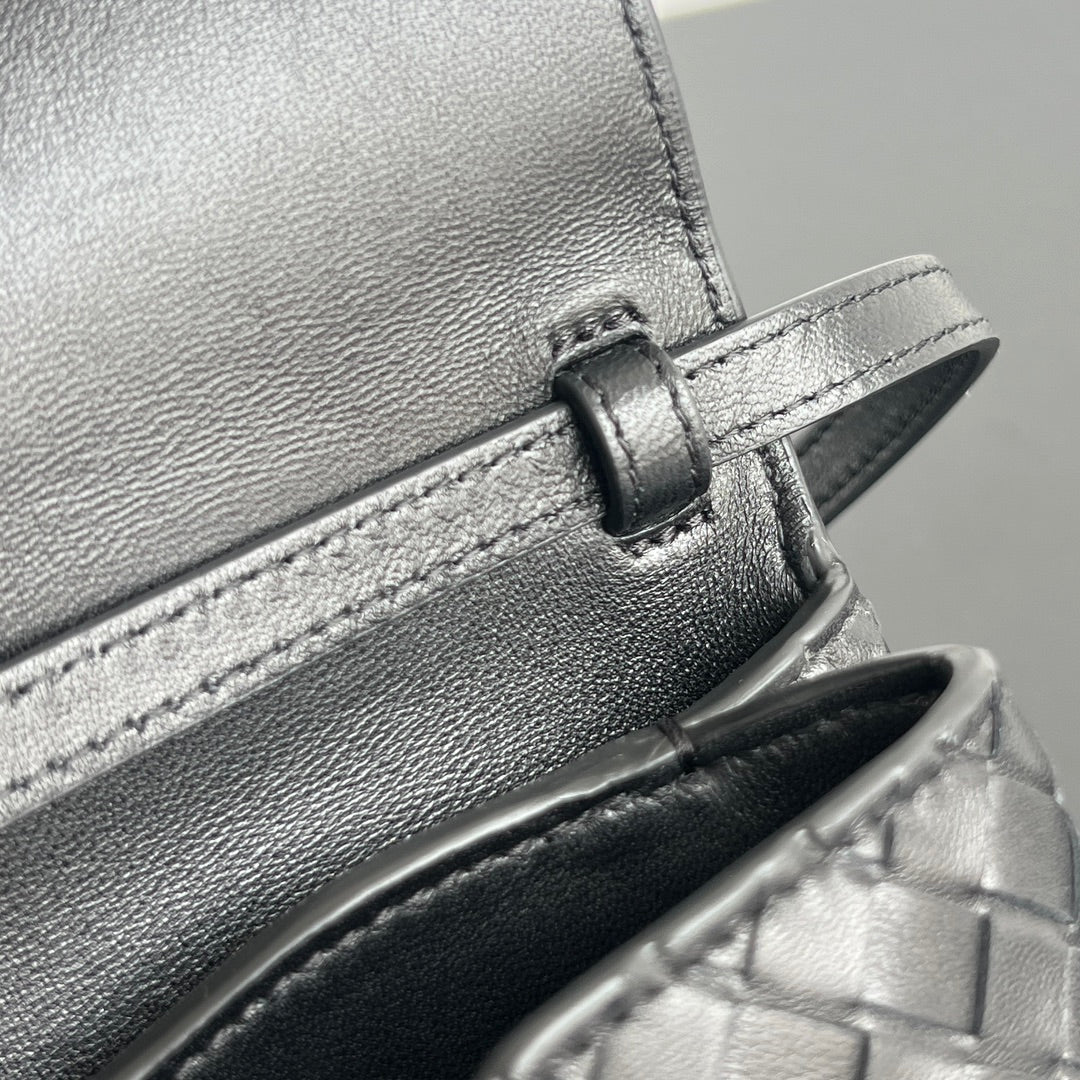BV Knot Lock 25cm Bag Intecciato Leather 539793