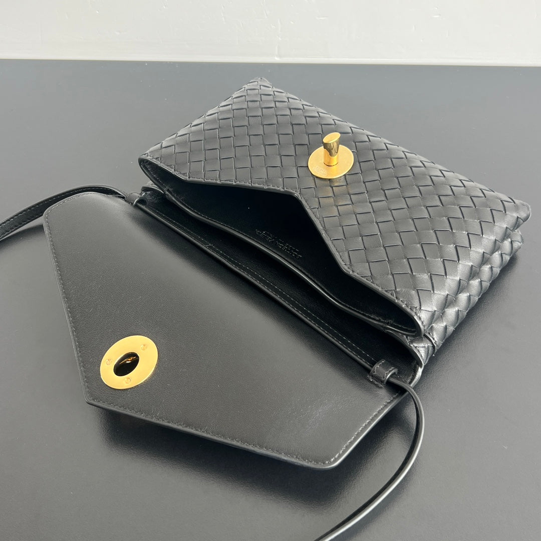 BV Knot Lock 25cm Bag Intecciato Leather 539793