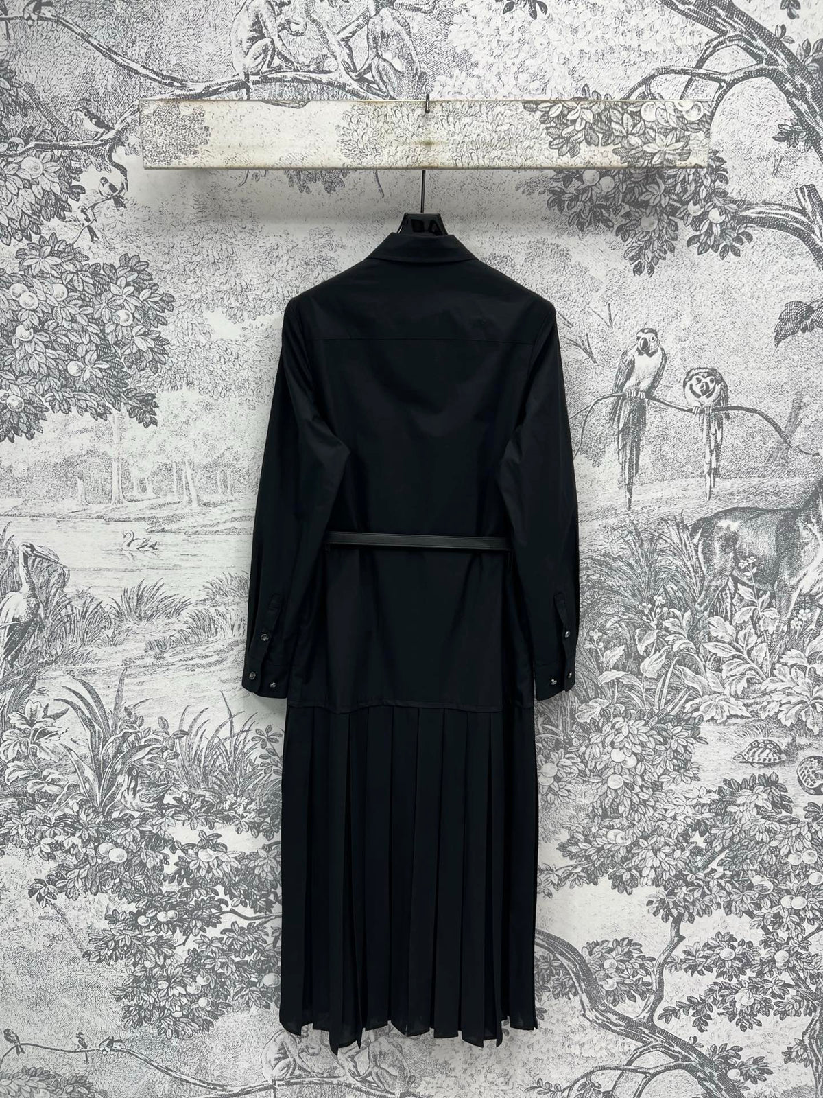LV 25 Pleated Design Belt That Pinches Waist Dress Black White Cotton