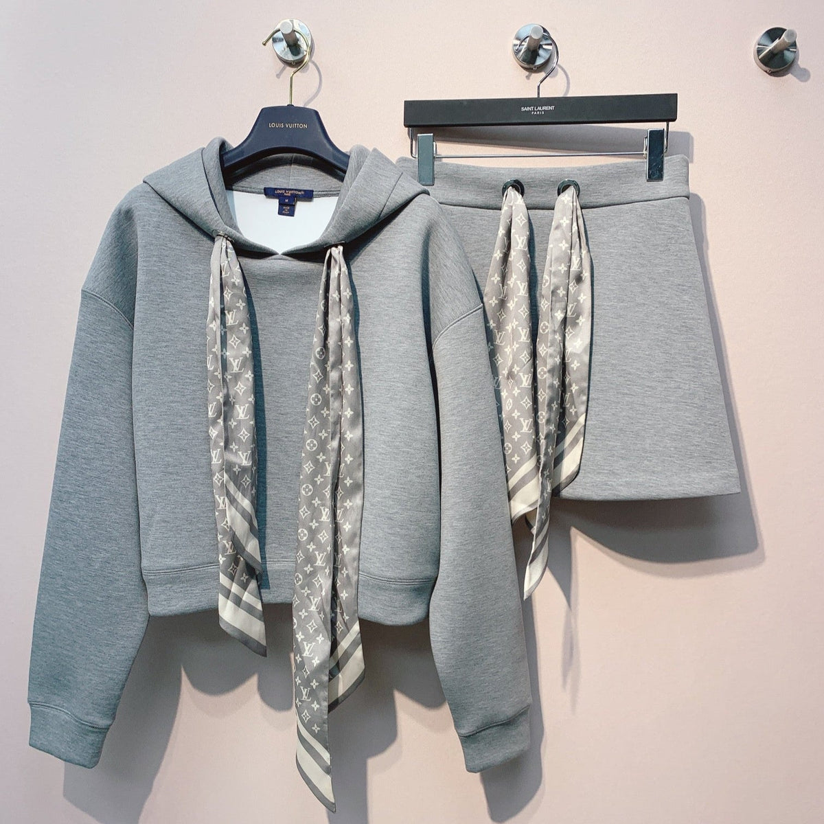 LV 25 Monogram Scarf Set Gray Viscose 293282