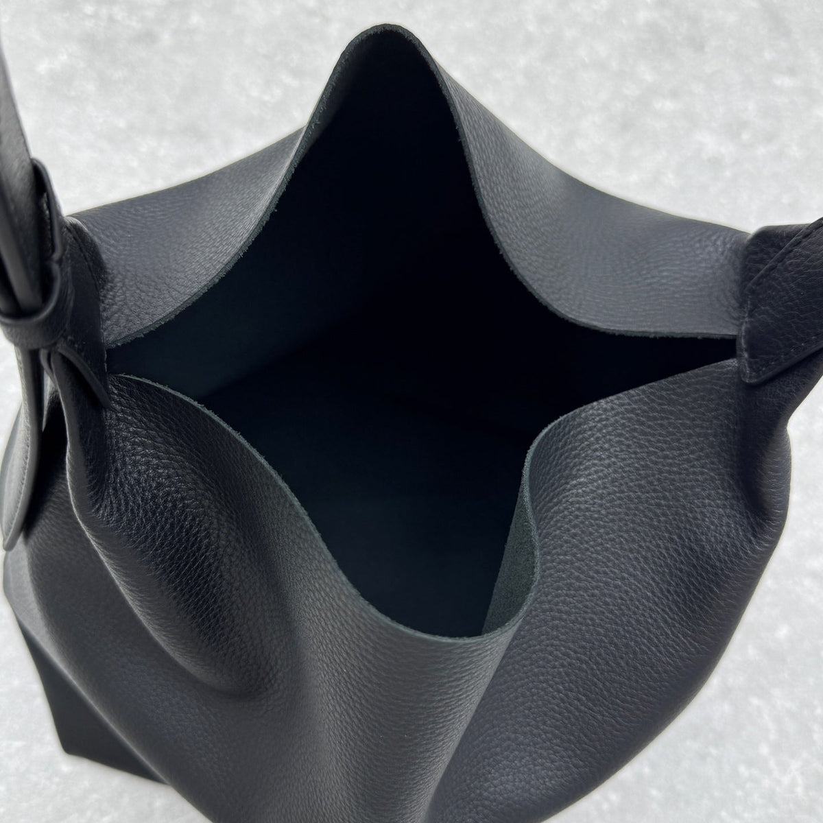 The Row 2025 Isa Bag 23cm Soft Leather