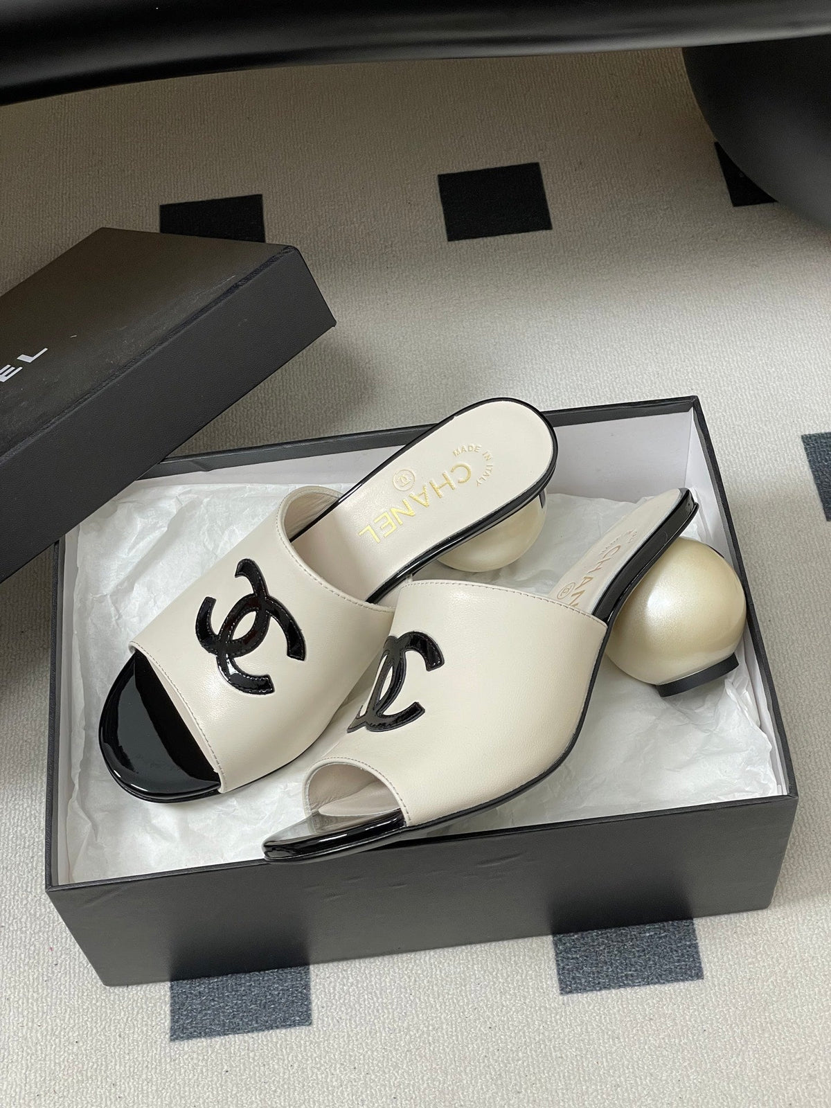 CC 2026 Pearl Flat Sandals 70 Sheepskin Double C Logo