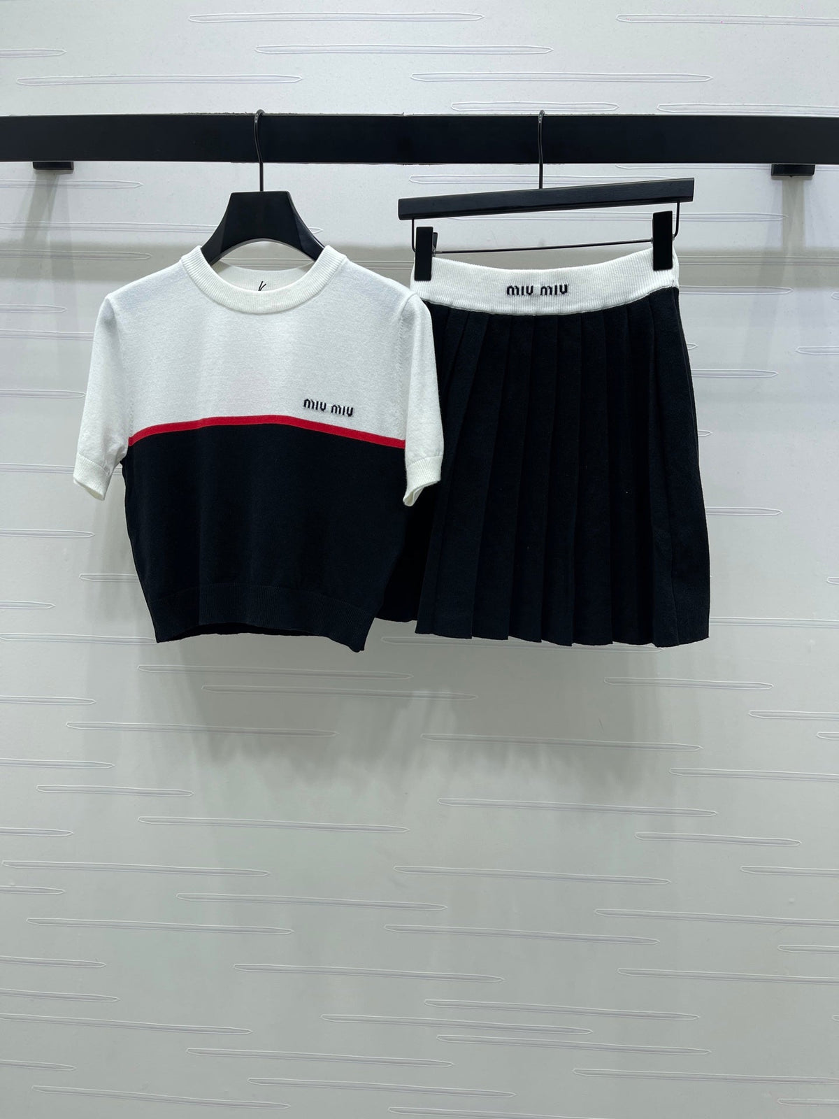 Miumiu 2026 Crew Neck Knit Short-sleeved Pleated Skirt Set Wool 352667