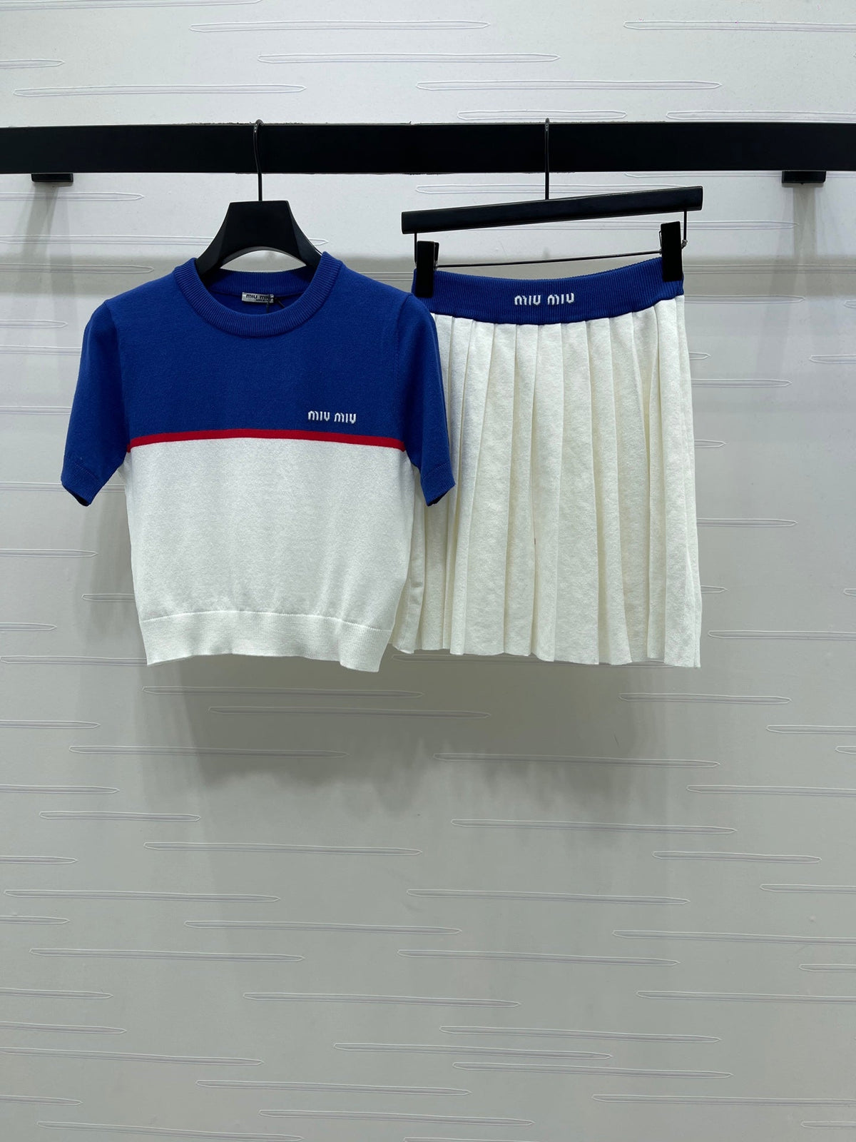 Miumiu 2026 Crew Neck Knit Short-sleeved Pleated Skirt Set Wool 352667