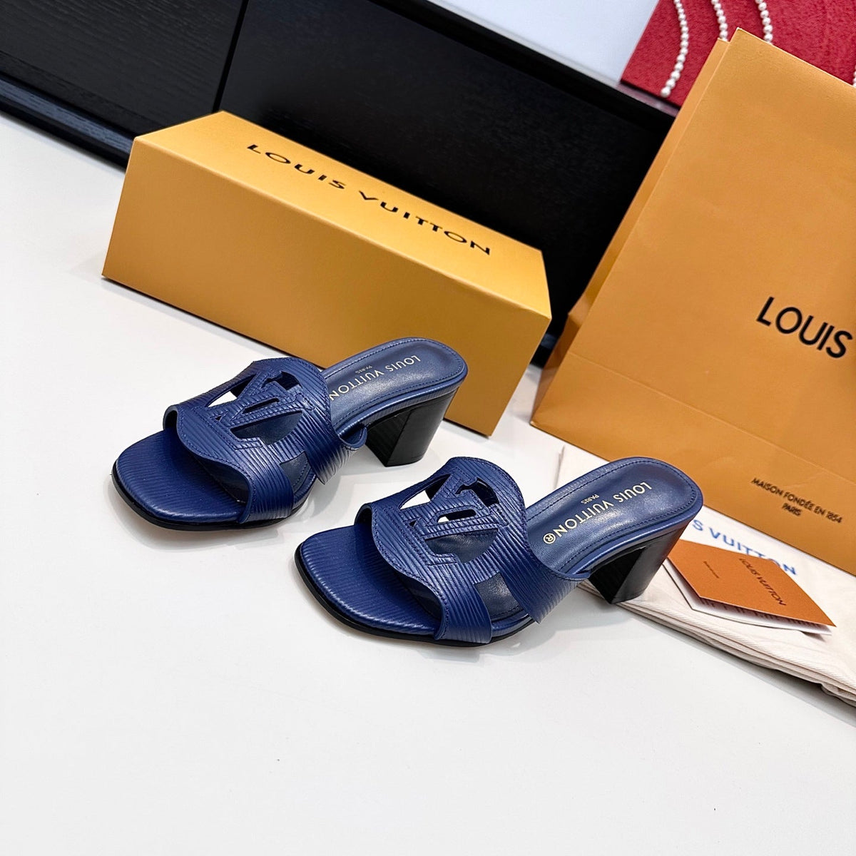 Louis Vuitton 2026 LV Isola Mules Leather 787764